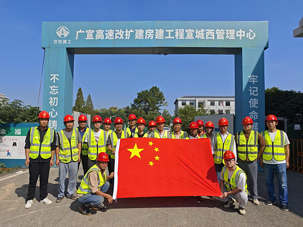升国旗，，，，，，，唱国歌！尊龙凯时建工人为祖国庆生！